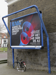 906165 Afbeelding van het grote reclamebord op de hoek van de St. Jacobsstraat en de Nieuwekade te Utrecht, met reclame ...